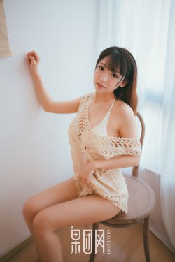 揉搓大学生白嫩双乳