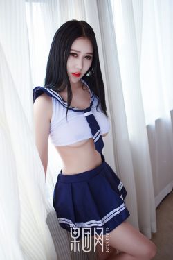 美女露全胸